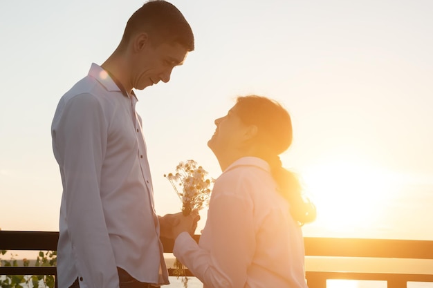 Una pareja con discapacidad se une al atardecer