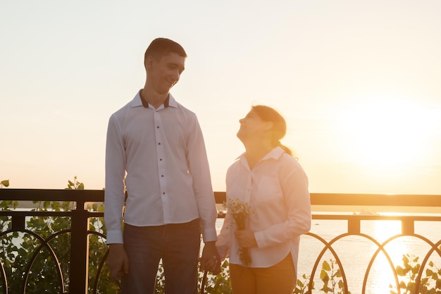 Una pareja con discapacidad se une al atardecer