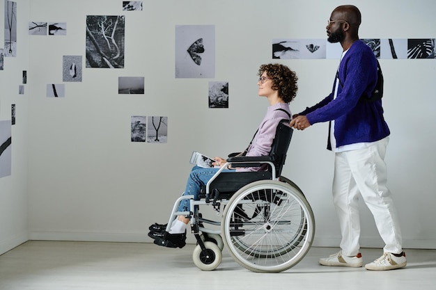 Pareja con discapacidad visitando galería de arte