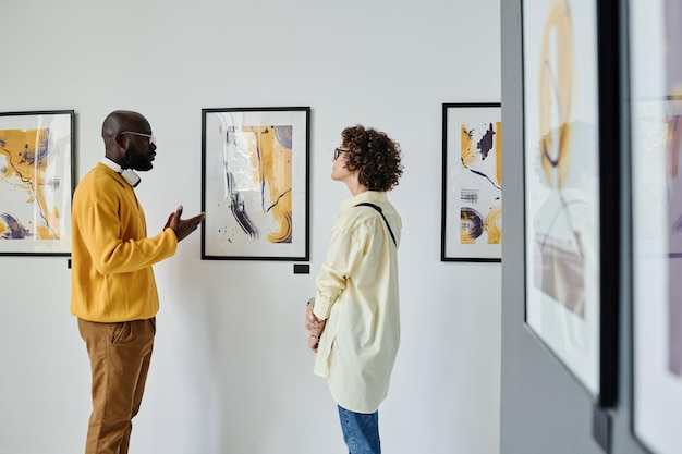 Pareja discutiendo arte moderno juntos