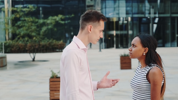 pareja discutiendo en la calle