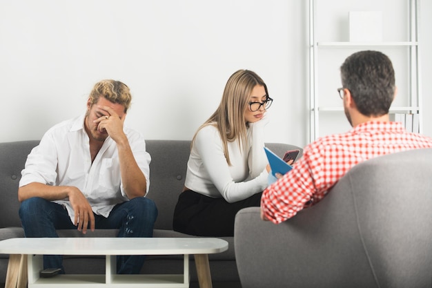 Pareja discutiendo problemas en la familia con un trabajador social o un psicólogo familiar consejería de depresión...