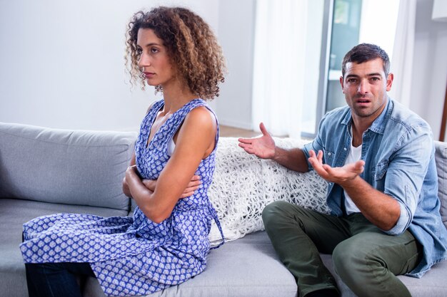 Pareja discutiendo entre sí