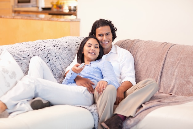 Pareja disfruta viendo la televisión juntos