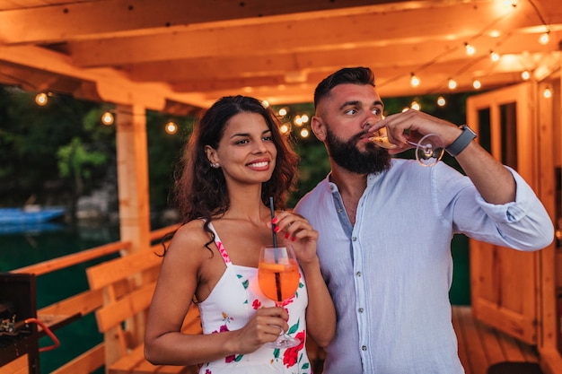 Pareja disfrutando bebiendo vino