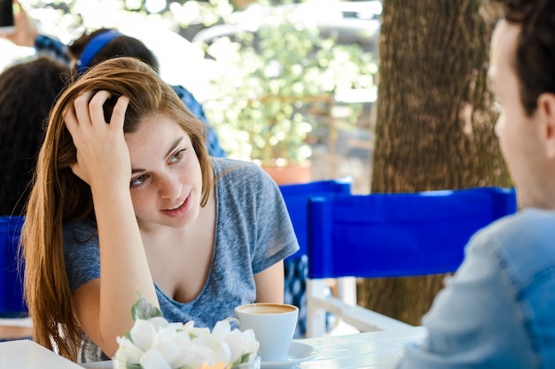 Pareja disfrutando de un café en la cafetería