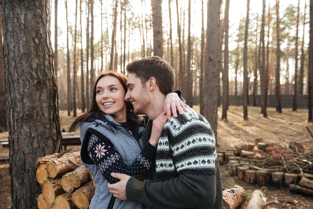 Pareja disfrutando caminando en el bosque