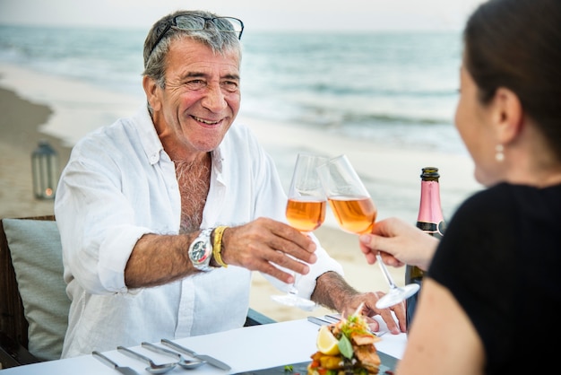 Pareja disfrutando de una cena romántica en la playa