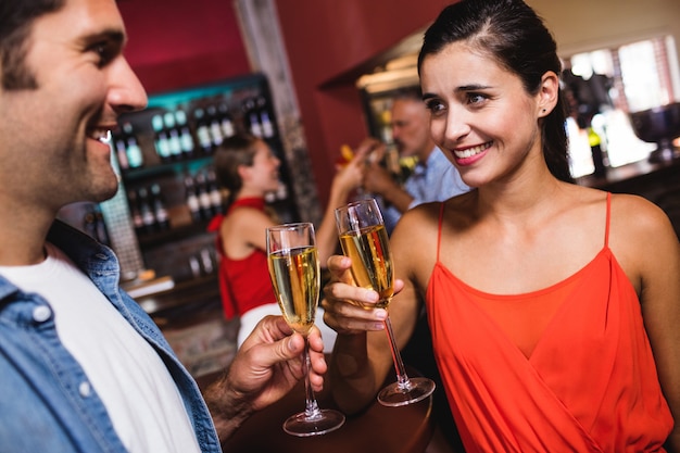 Pareja disfrutando de champán en discoteca