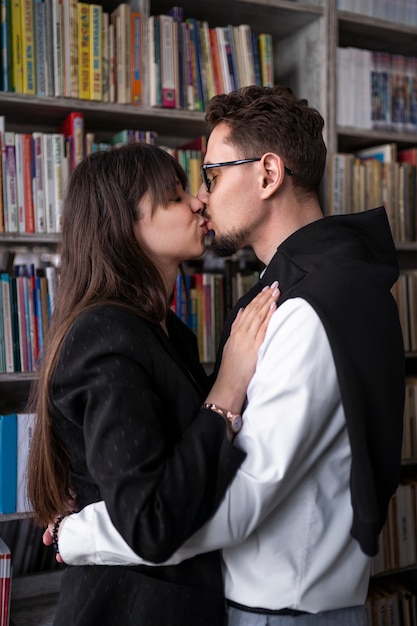 Foto pareja disfrutando de una cita en la librería