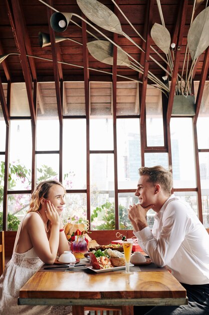 Pareja disfrutando cita romántica