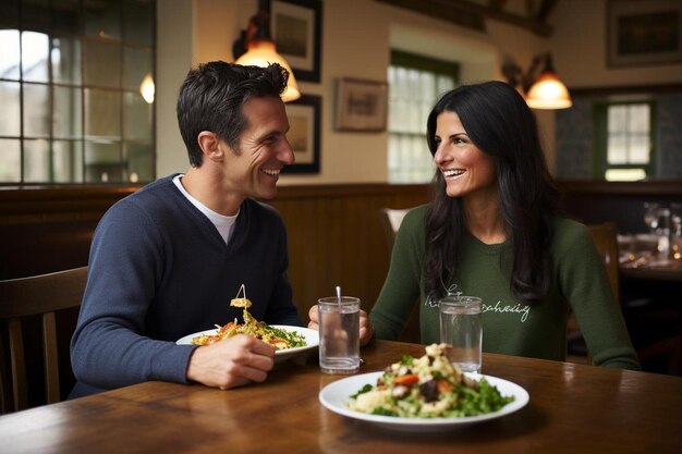 Una pareja disfrutando de la comida en un restaurante