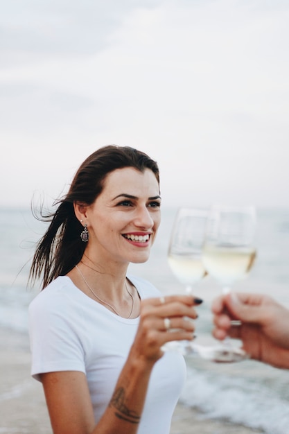 Pareja disfrutando de una copa de vino en la playa