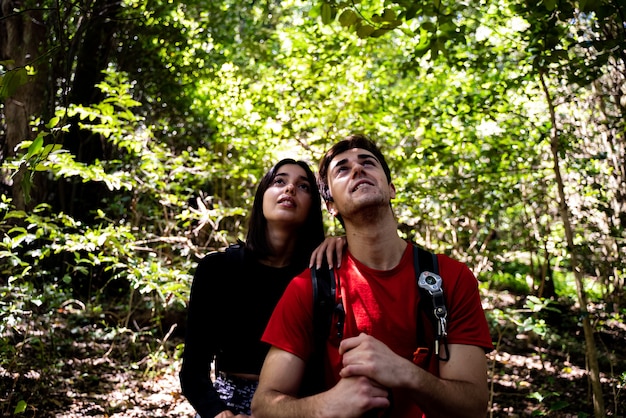 Foto pareja disfrutando de un día en la naturaleza del bosque