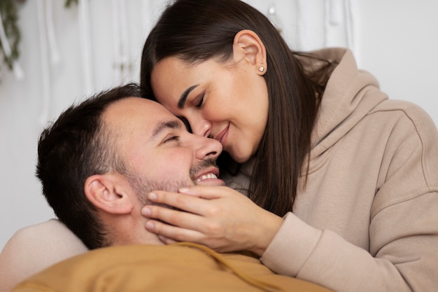 Foto pareja disfrutando del estilo de vida de casa de invierno