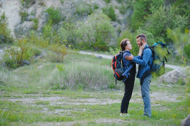 Pareja disfrutando de hermosas vistas a la montaña