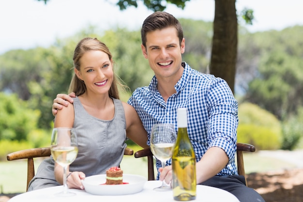 Pareja disfrutando juntos en un restaurante