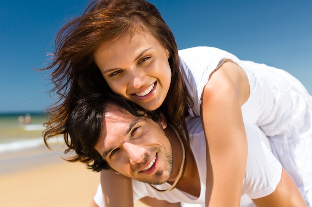 Pareja disfrutando de la libertad en la playa