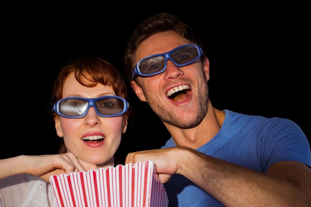 Pareja disfrutando de una noche de cine