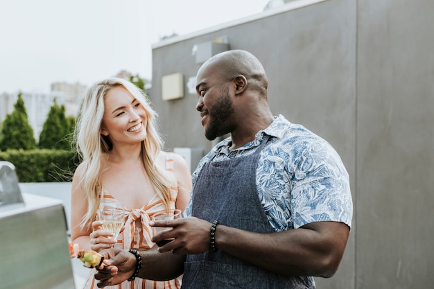 Pareja disfrutando de pinchos de barbacoa y una copa de vino