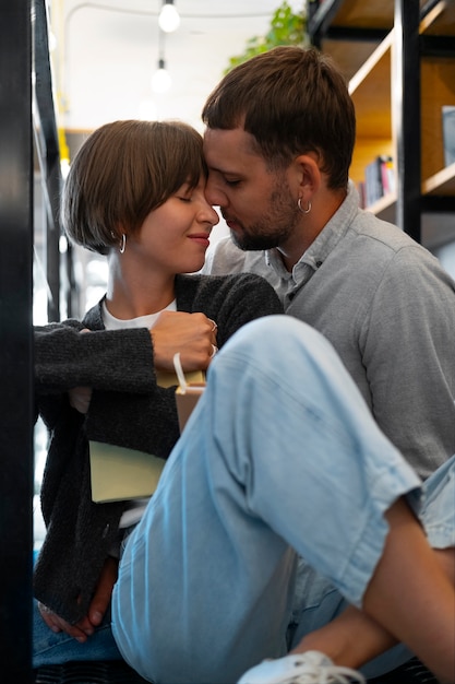 Foto pareja disfrutando de su cita en la librería