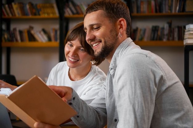 Foto pareja disfrutando de su cita en la librería