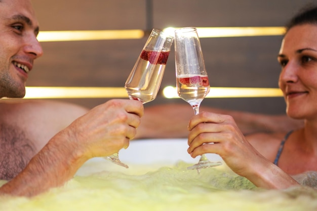 Foto una pareja disfrutando de su tiempo en una bañera de agua caliente