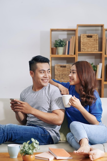 Pareja disfrutando de tiempo en casa