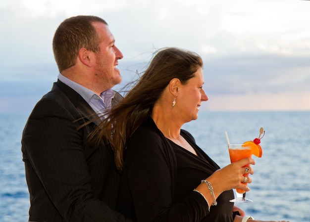 Pareja disfrutando de unas vacaciones en crucero