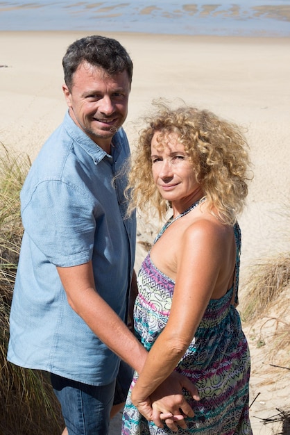 Pareja disfrutando de unas vacaciones de verano en la playa