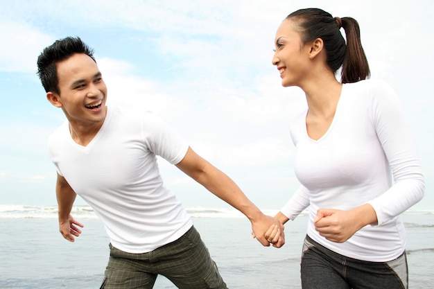 Pareja disfrutando de unas vacaciones de verano