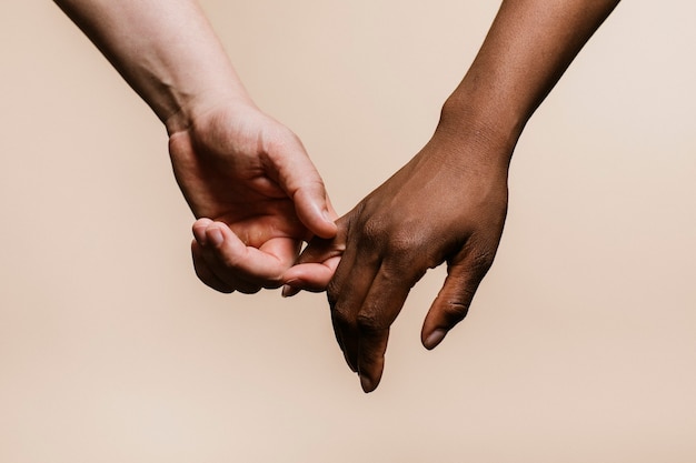 Pareja diversa tomados de la mano