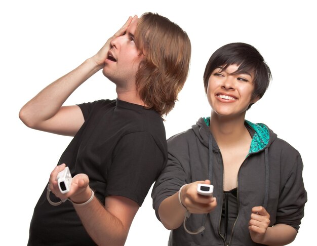 Una pareja divertida jugando a un videojuego