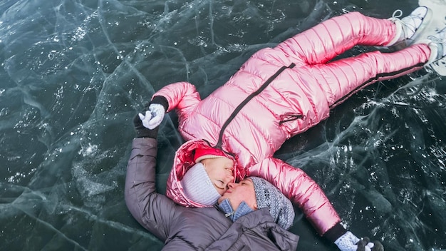La pareja se divierte durante la caminata de invierno contra el fondo del hielo de f