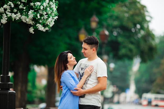 Pareja diviértete en la ciudad