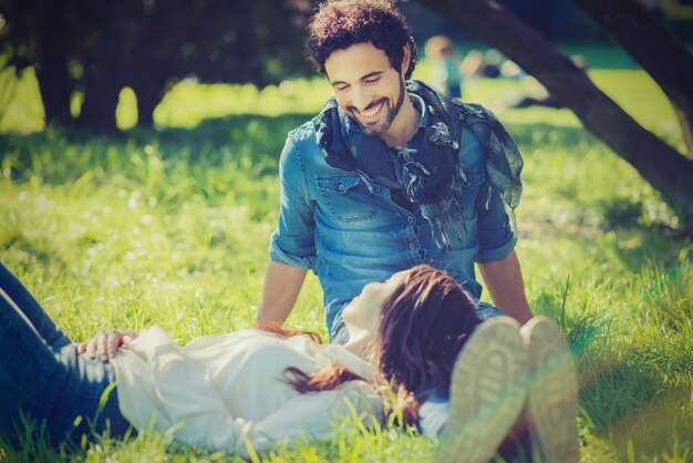 Pareja divirtiéndose al aire libre