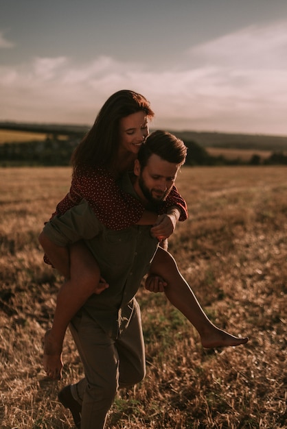 Pareja divirtiéndose en un campo de verano