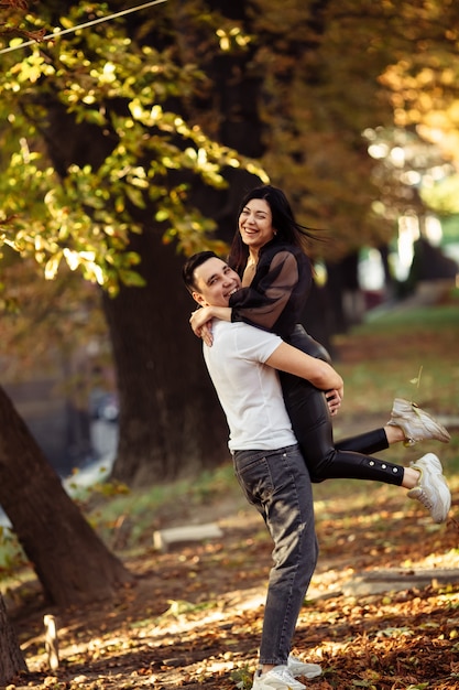 Pareja divirtiéndose en la ciudad, pareja feliz