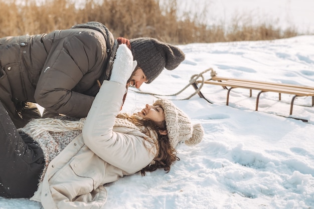 Pareja divirtiéndose en invierno al aire libre