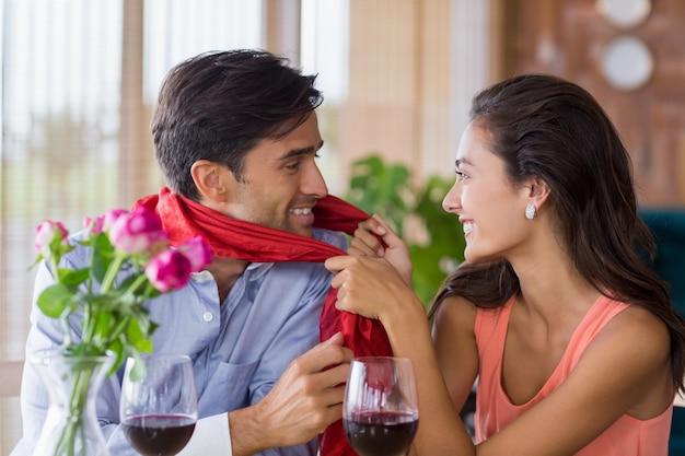 Pareja divirtiéndose juntos en el restaurante