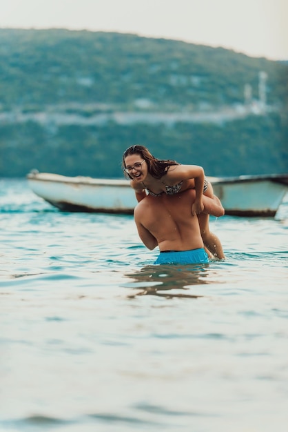 Pareja divirtiéndose en el marFoto de alta calidad