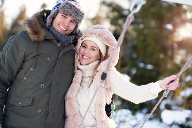 Pareja divirtiéndose en la nieve y el paisaje de invierno. Foto de alta calidad