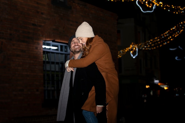 Foto pareja divirtiéndose por la noche