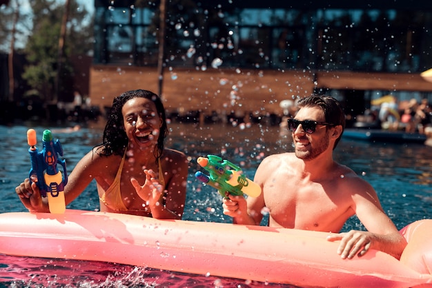 Foto pareja divirtiéndose en la piscina