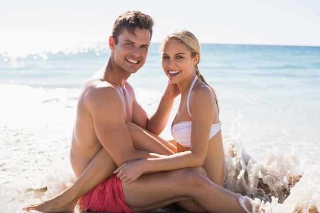 Pareja divirtiéndose en la playa