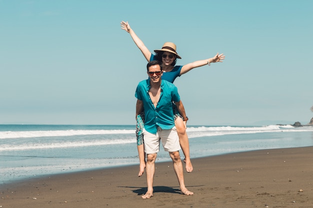 Foto pareja divirtiéndose en la playa