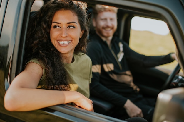 Pareja divirtiéndose en roadtrip