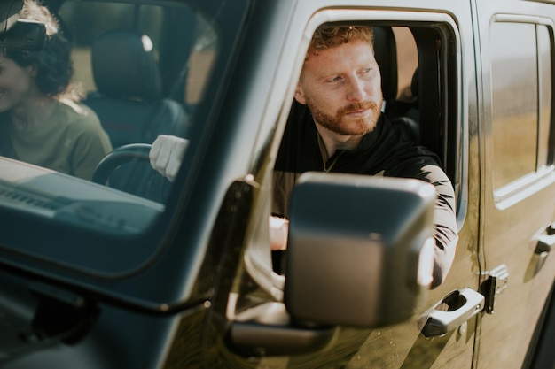 Pareja divirtiéndose en roadtrip