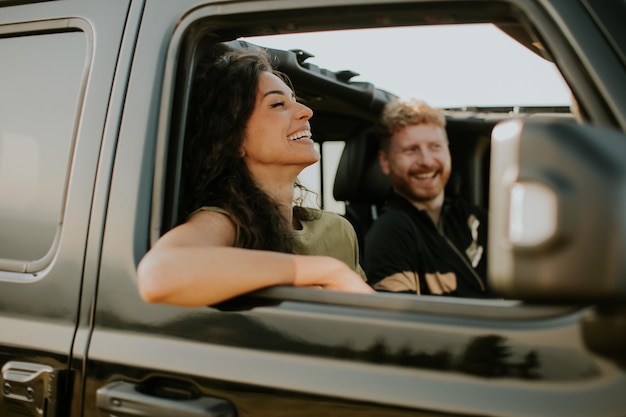 Pareja divirtiéndose en roadtrip