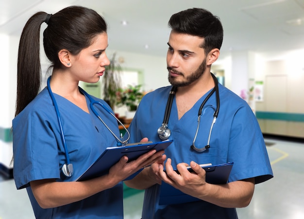 Pareja de doctores discutiendo en un hospital